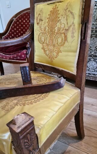 Fauteuil Empire, avant la restauration: accoudoir droit à réparer.