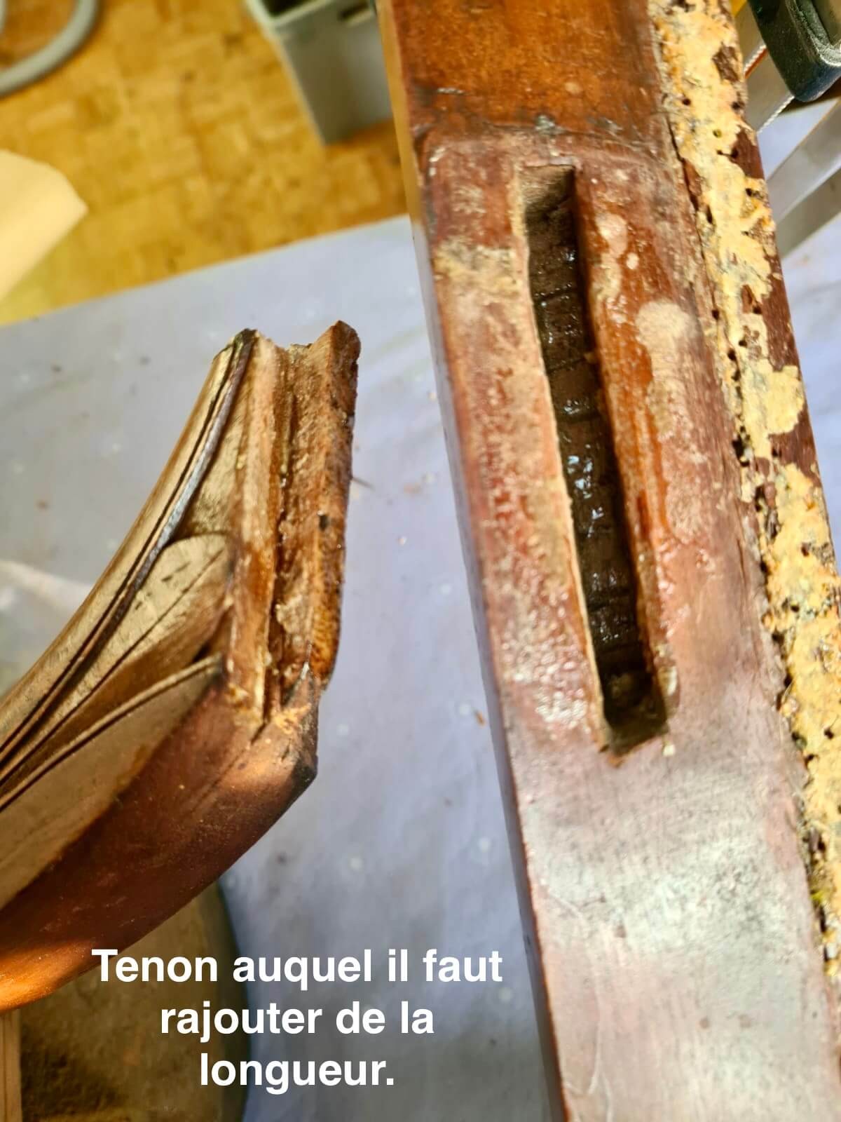 Détail d'un tenon qu'il faut rallonger (accoudoir droit).