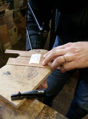 Découpe d'un motif de marqueterie, au bocfil